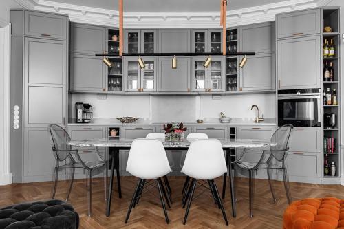 Синий бархатный диван и цветные спальни 03