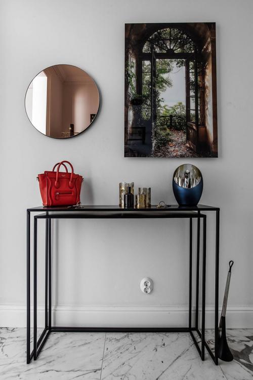 Синий бархатный диван и цветные спальни 18