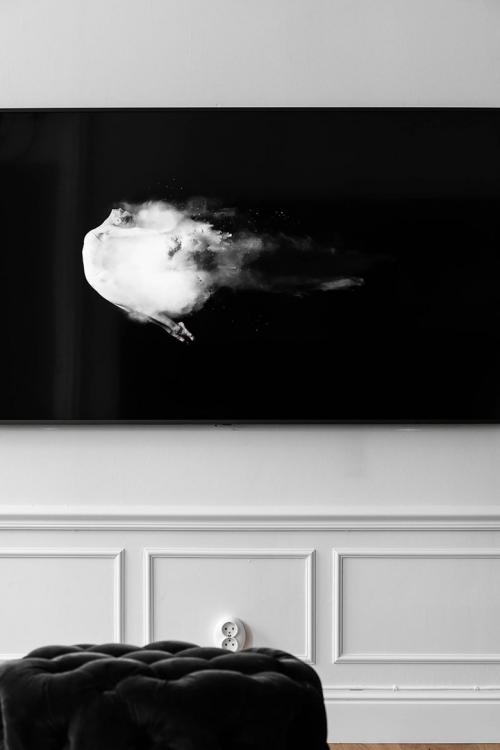 Синий бархатный диван и цветные спальни 13