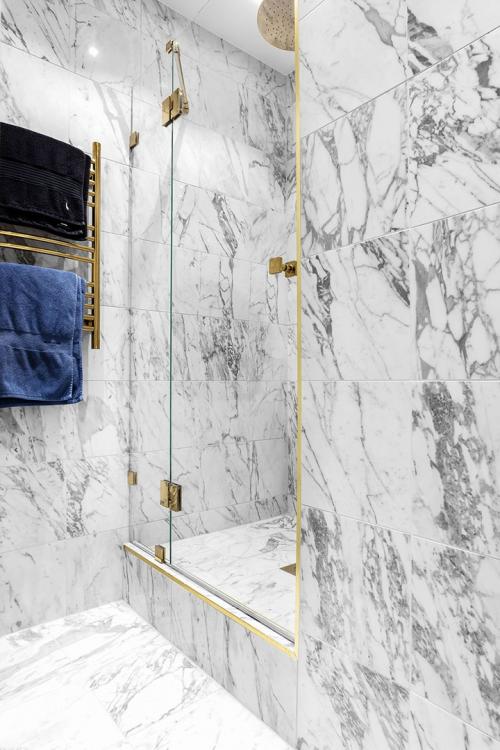 Синий бархатный диван и цветные спальни 14