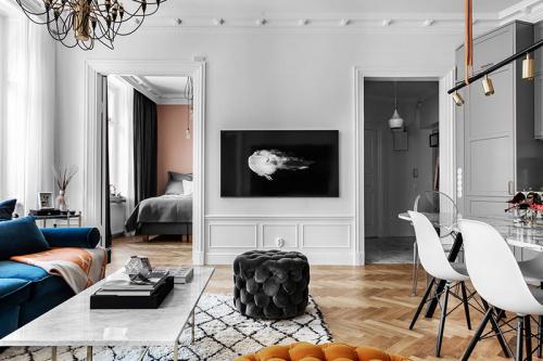 Синий бархатный диван и цветные спальни 02