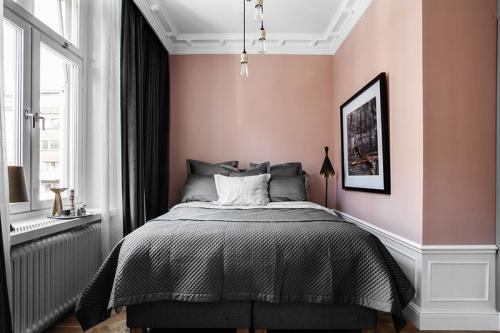 Синий бархатный диван и цветные спальни 11