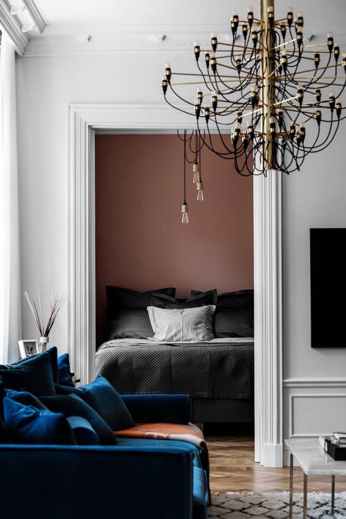 Синий бархатный диван и цветные спальни 09