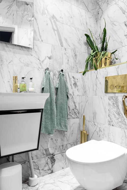 Синий бархатный диван и цветные спальни 15