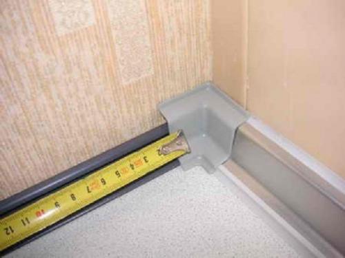 Плинтус для кухонной столешницы. Установка плинтуса для столешницы