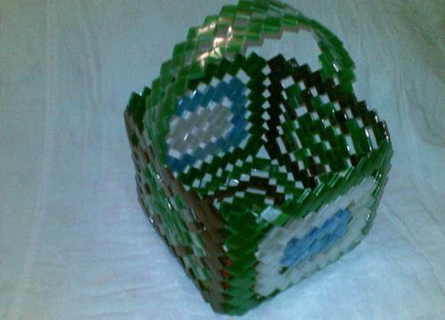 Корзина для белья из пластиковых крышек. Вместительная корзина из пластиковых бутылок