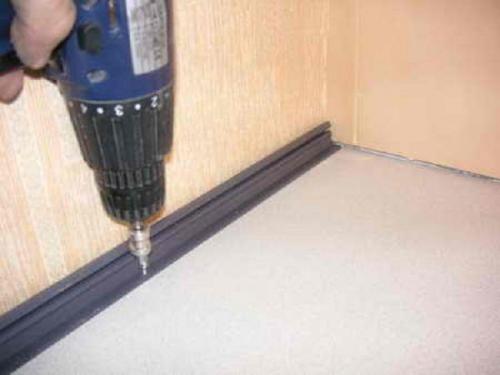 Плинтус для кухонной столешницы. Установка плинтуса для столешницы