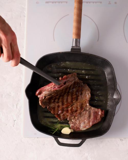 Как правильно жарить стейк из говядины на сковороде гриль. Стейк из говядины на сковороде