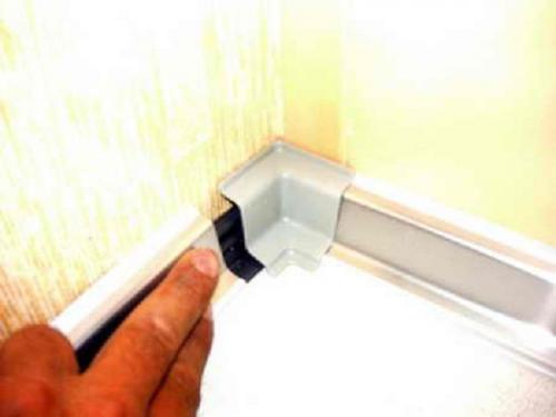 Плинтус для кухонной столешницы. Установка плинтуса для столешницы