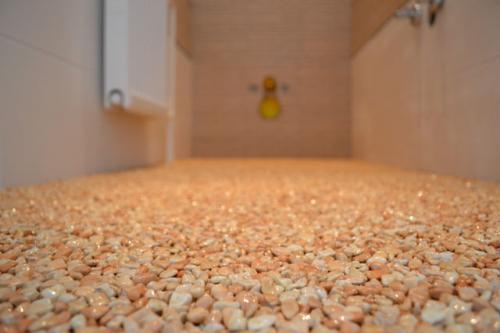 Как сделать пол в ванной комнате в частном доме. Пол из гальки своими руками