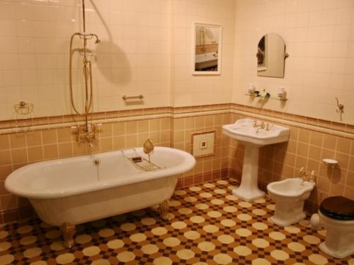 Как сделать пол в ванной комнате в частном доме. Пол из гальки своими руками