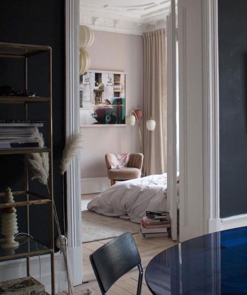 Контрастный скандинавский интерьер 07