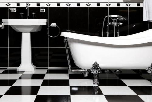 Как сделать пол в ванной комнате в частном доме. Пол из гальки своими руками