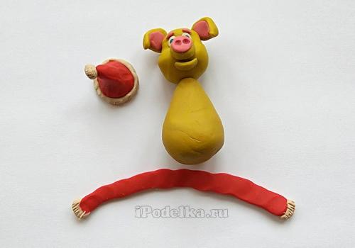 Поделки на новый год 2019 своими руками. Новогодняя желтая свинка из пластилина