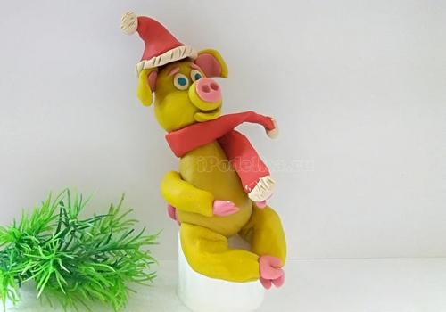 Поделки на новый год 2019 своими руками. Новогодняя желтая свинка из пластилина