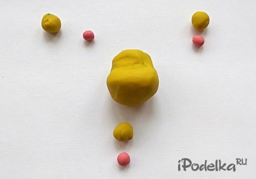 Поделки на новый год 2019 своими руками. Новогодняя желтая свинка из пластилина