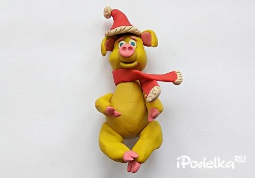 Поделки на новый год 2019 своими руками. Новогодняя желтая свинка из пластилина