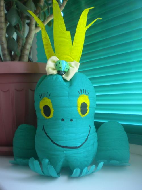 Как сделать лягушку из пластиковой бутылки. Веселая лягушка из пластиковой бутылки