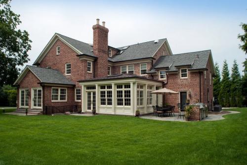 Как построить дом из кирпича. Преимущества дома из кирпича