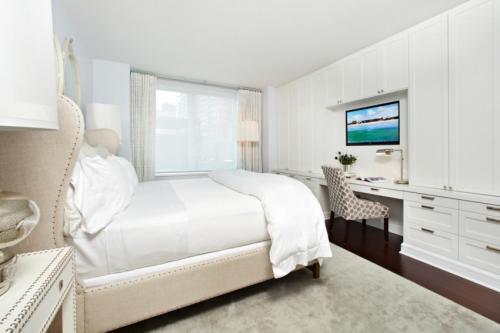 Дизайн маленькой спальни с белой мебелью. Цветовое сочетание белого с другими оттенками