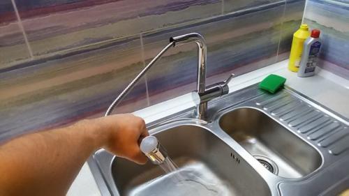 Дизайн кухни гостинной 40 кв м. Дизайн современной кухни-гостиной 40 кв м с фасадами из стекла и пеналами с техникой