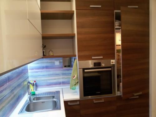 Дизайн кухни гостинной 40 кв м. Дизайн современной кухни-гостиной 40 кв м с фасадами из стекла и пеналами с техникой