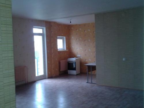 Дизайн кухни гостинной 40 кв м. Дизайн современной кухни-гостиной 40 кв м с фасадами из стекла и пеналами с техникой