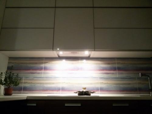 Дизайн кухни гостинной 40 кв м. Дизайн современной кухни-гостиной 40 кв м с фасадами из стекла и пеналами с техникой