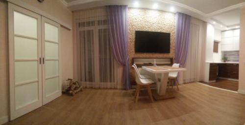 Дизайн кухни гостинной 40 кв м. Дизайн современной кухни-гостиной 40 кв м с фасадами из стекла и пеналами с техникой