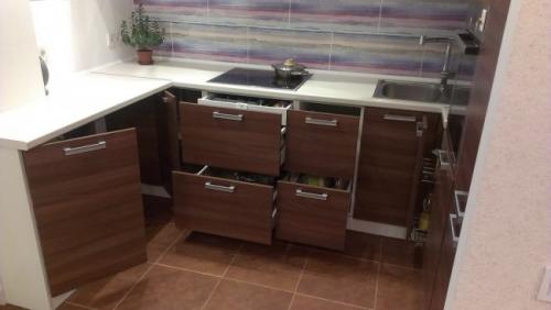 Дизайн кухни гостинной 40 кв м. Дизайн современной кухни-гостиной 40 кв м с фасадами из стекла и пеналами с техникой