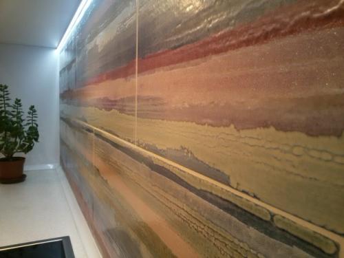 Дизайн кухни гостинной 40 кв м. Дизайн современной кухни-гостиной 40 кв м с фасадами из стекла и пеналами с техникой