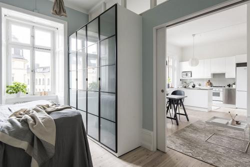 Спальня за перегородкой и много света (45 кв. м) 04