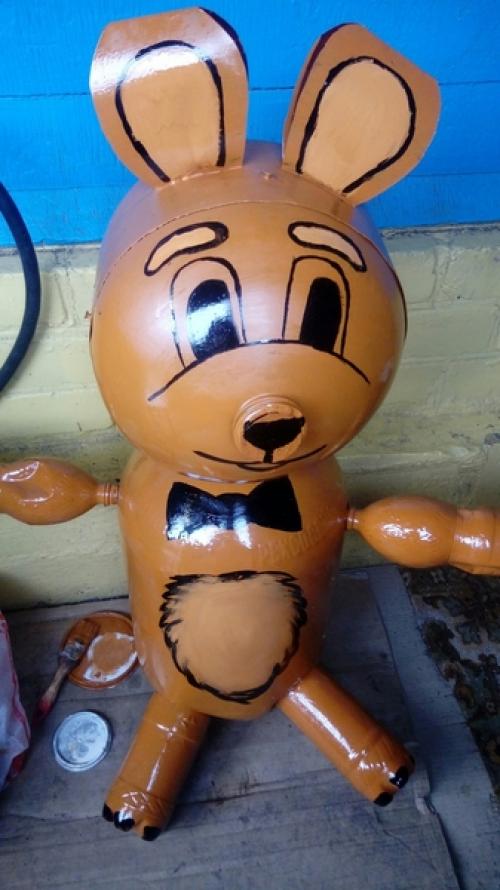 Мишка из пластиковых бутылок. Поделка для украшения участка в детском саду «Мишка» из пластиковых бутылок. материал по конструированию, ручному труду (средняя группа) по теме