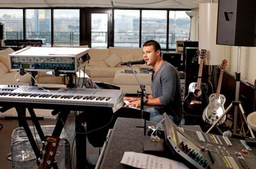 Эмин дом в баку. Эмин Агаларов удивил роскошью дома со стеклянными стенами, выстроенного на берегу моря 23