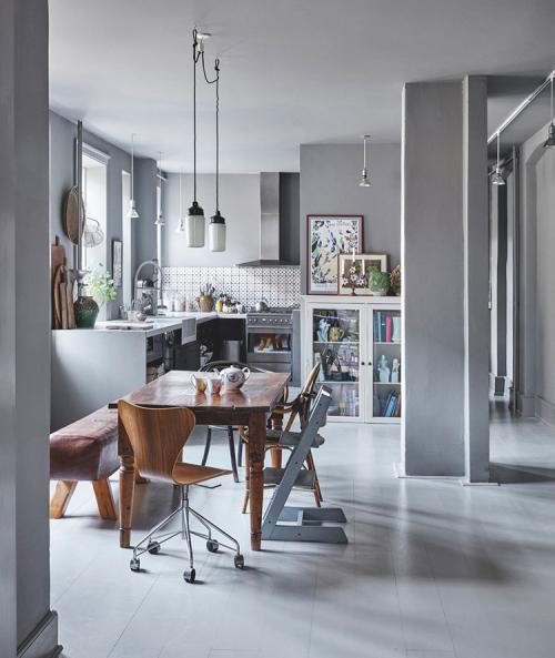 Серая квартира с яркими цветовыми акцентами (168 кв. м) 02