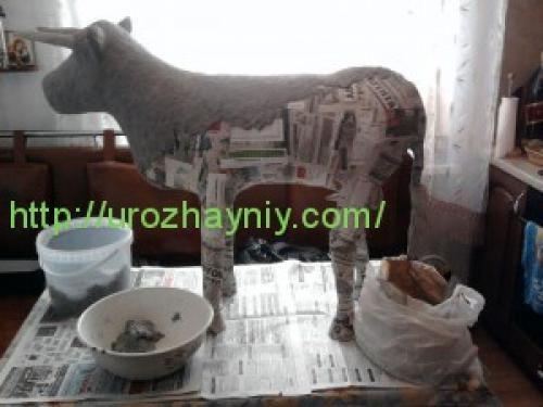 Корова своими руками из пластиковых бутылок. Бычок из пластиковой бутылки. Автор Ольга Короннова