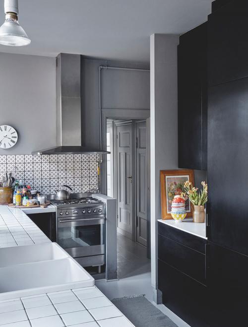 Серая квартира с яркими цветовыми акцентами (168 кв. м) 05