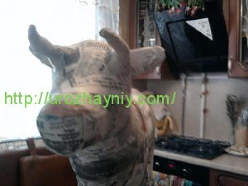 Корова своими руками из пластиковых бутылок. Бычок из пластиковой бутылки. Автор Ольга Короннова