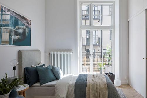 Современный интерьер с минималистичной кухней 04