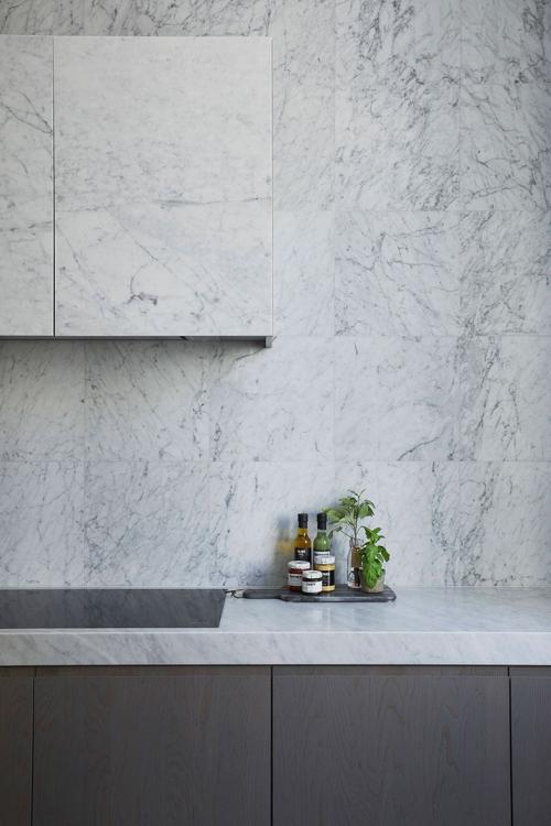 Современный интерьер с минималистичной кухней 02