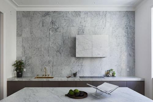 Современный интерьер с минималистичной кухней 03