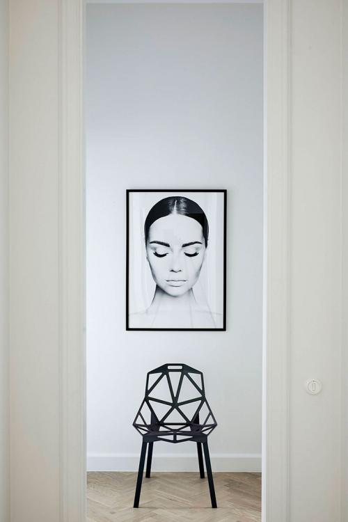 Современный интерьер с минималистичной кухней 09