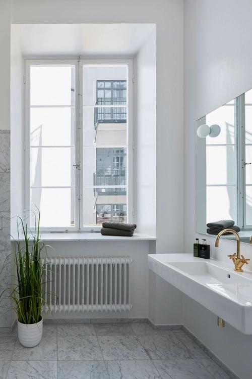 Современный интерьер с минималистичной кухней 07