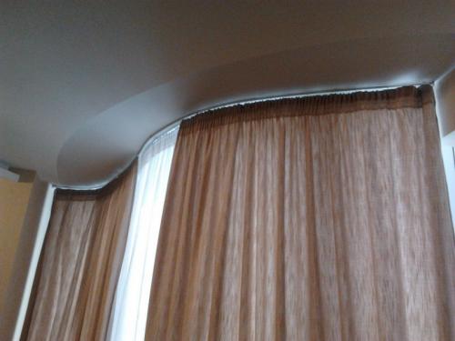 Какие карнизы самые удобные. Современные карнизы для штор — разновидности дизайна, методы монтажа и конструкционное исполнение (110 фото)