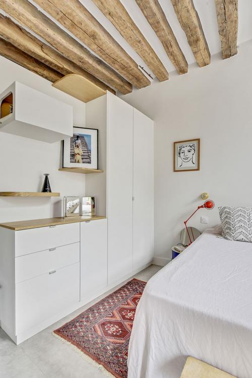 Небольшая квартира с балками в Париже (45 кв. м) 08