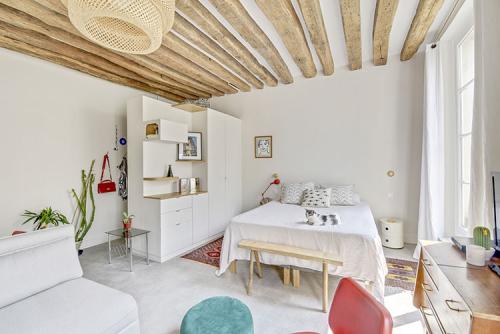 Небольшая квартира с балками в Париже (45 кв. м) 13