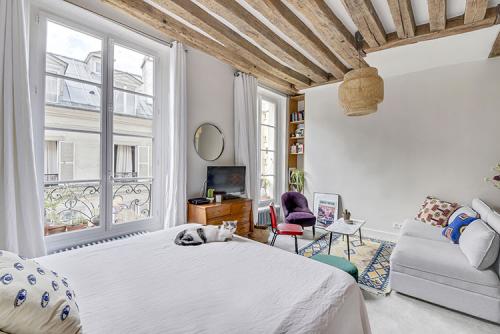 Небольшая квартира с балками в Париже (45 кв. м) 02