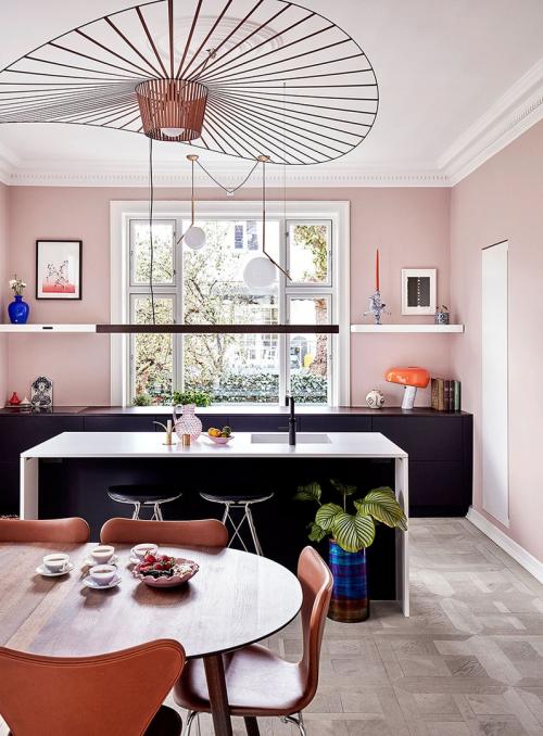 Розовая кухня и роспись на стенах 01