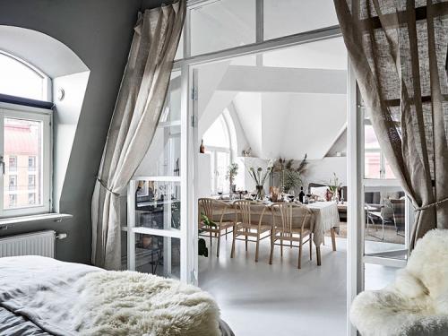 Мансардная квартира с великолепными арочными окнами (86 кв. м) 11