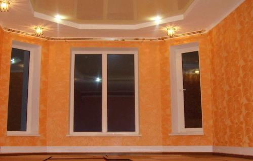 Серые стены белый плинтус. Особенности белого пластикового плинтуса в интерьере